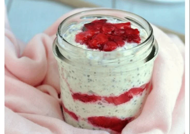 Healthy Strawberry Cheesecake Overnight Oats